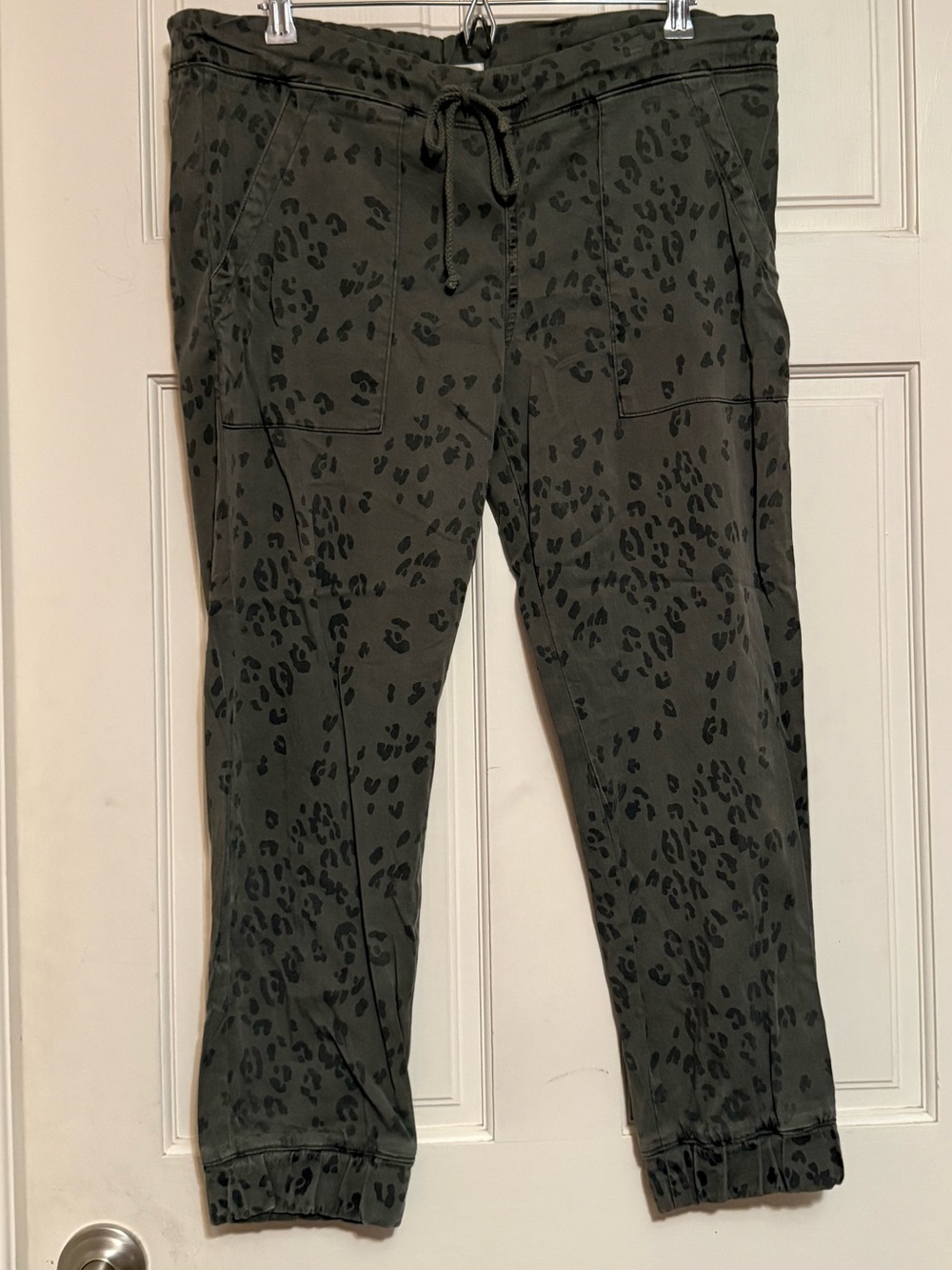 Anthropologie - Cloth & Stone Olive Green Leopard-Print Joggers